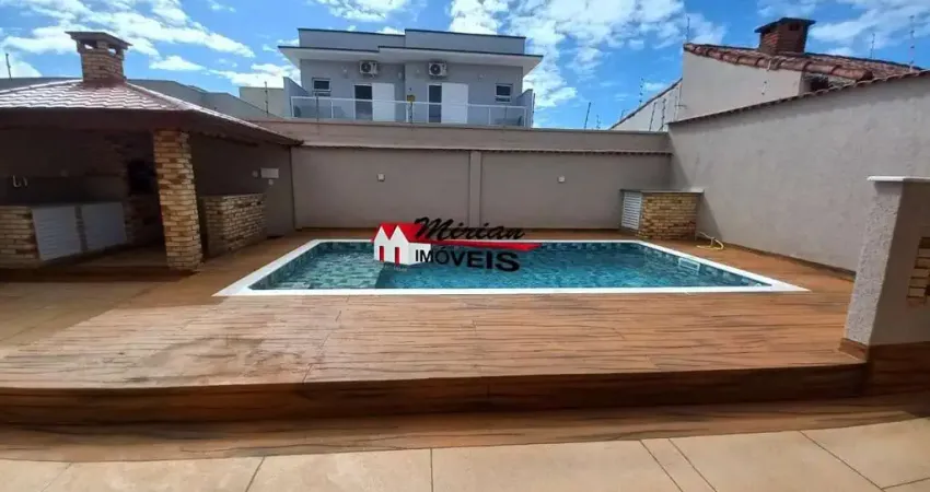 Maravilhosa casa, 3 dts, ampla sala, mezanino, espaço gourmet, piscina - 200mts da praia