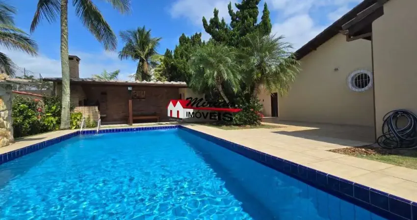 Ótima casa edificada em 2 lotes,  3 dts (1 suíte), sala 3 ambientes, edícula, sauna, espaço gourmet, piscina,  4 vagas