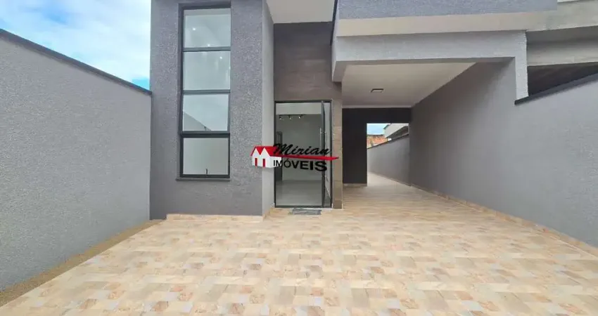 Casa à venda em peruíbe-sp: 2 quartos, 1 suíte, 1 sala, 2 banheiros, 3 vagas de garagem!