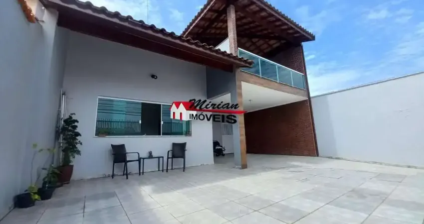 Linda casa assobradada 3 dts. (sendo  2  suítes), 2 salas, amplo quintal -  700mts da praia