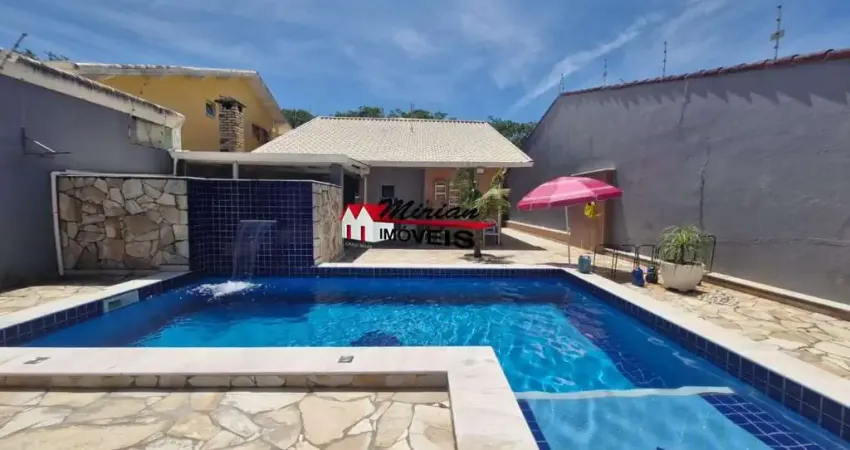 Oportunidade!!! Linda Casa 'Mobiliada' 3 Dts, Ampla sala, Espaço Gourmet, Piscina, 3 Vagas - 500mts da Praia