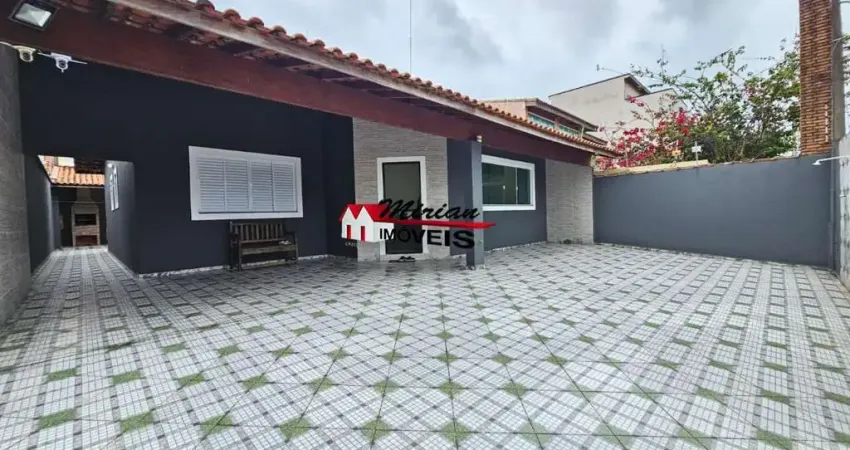 Linda casa com 3 suítes,  sala 2 ambientes, edícula, churrasqueira - 100mts da praia