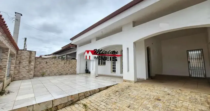 Casa térrea 3 dts, sala 2 ambientes, cozinha, amplo quintal, 3 vagas - 500mts da praia