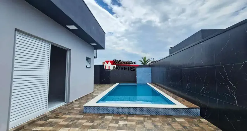 Imperdível casa à venda em peruíbe-sp  3 quartos, 1 suíte, 2 salas e 3 vagas de garagem  146m² piscina  na estância flora rica