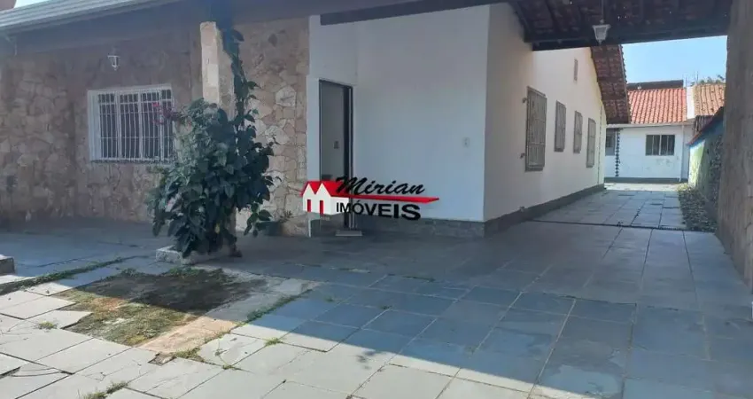 Casa térrea 02 dormitórios (1 suíte), edícula completa, churrasqueira, 6 vagas - 500mts da praia