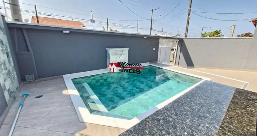 Casa com piscina a venda em bairro nobre a 600 metros do mar em peruíbe