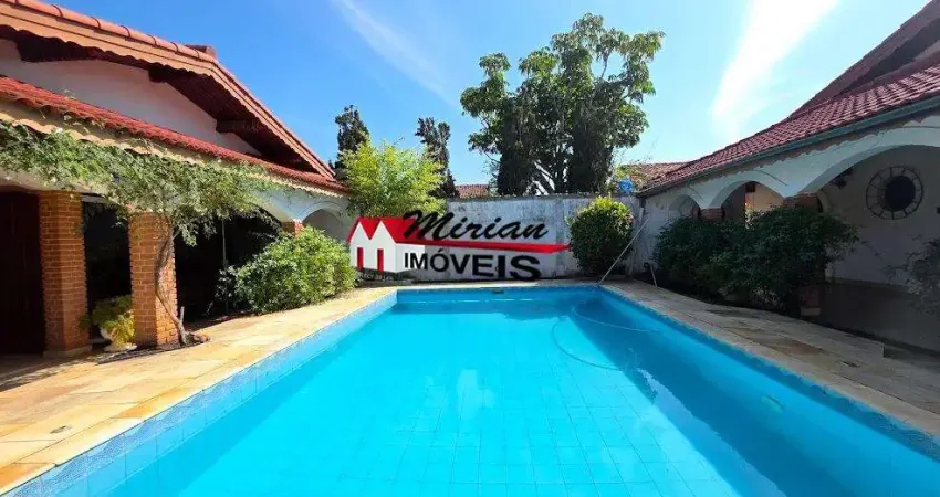 Ótima casa 'mobiliada' edificada em 2 lotes, piscina, salão de festas/jogos - 250mts da praia