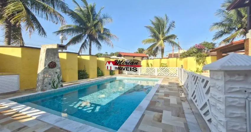 Belo sobrado com piscina e jardim próximo ao mar em bairro nobre de peruíbe