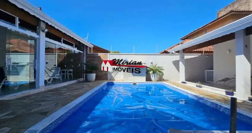 Casa terrea a venda em peruibe 3 suites sendo 1 com closet, piscina com aquecimentos placas solar