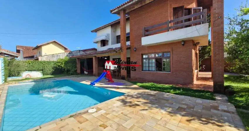 Casa em 2 lotes, com piscina a apenas 600 metros da praia em um dos bairros mais nobres de peruíbe