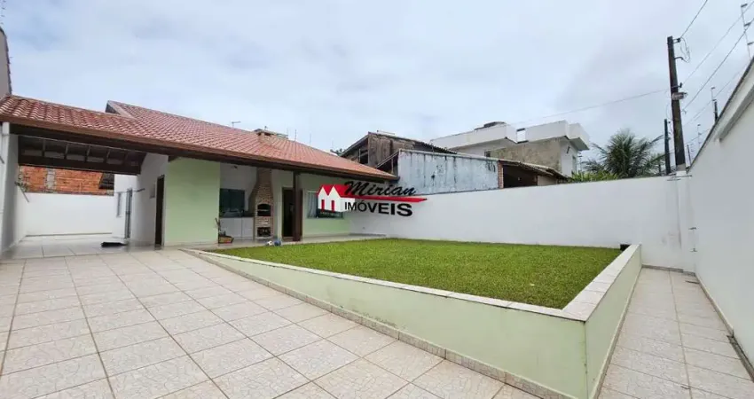 Casa terrea a venda em peruibe com lindo jardim 3 quartos sendo 1 suite com otimo acabamenteo