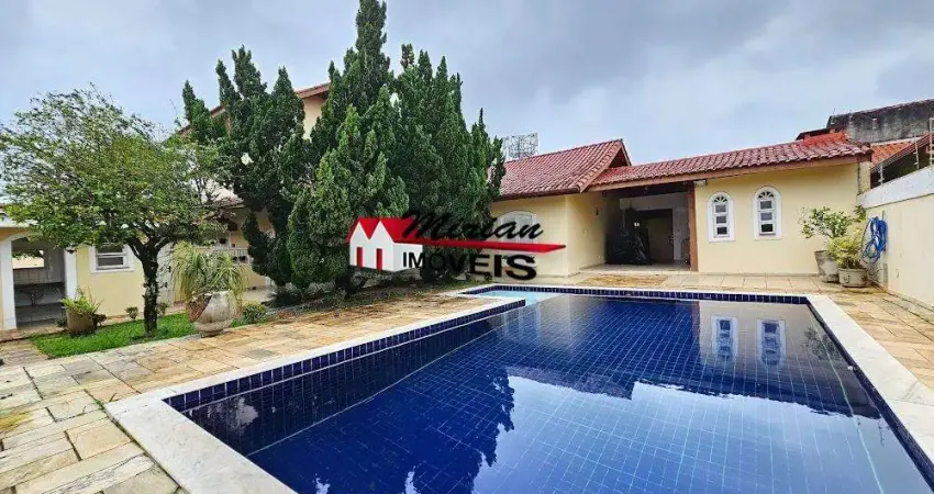 Sobrado a venda em peruibe, 4 suites 5 quartos piscina 2 lotes apenas 400 metros da praia