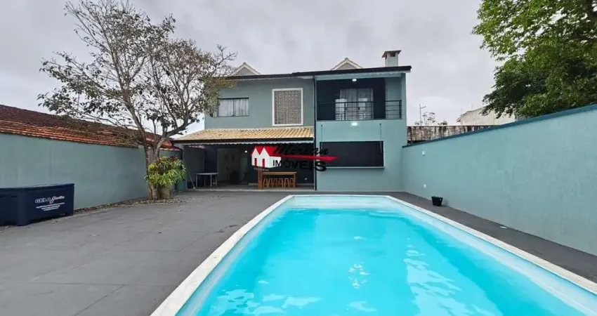 Casa assobradada com 2 suítes a 500 metros da praia com piscina a venda em peruibe