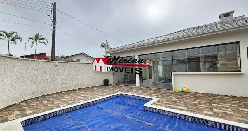 Casa a venda em peruibe, com fino acabamento, piscina em bairro nobre apenas 400 metros da praia