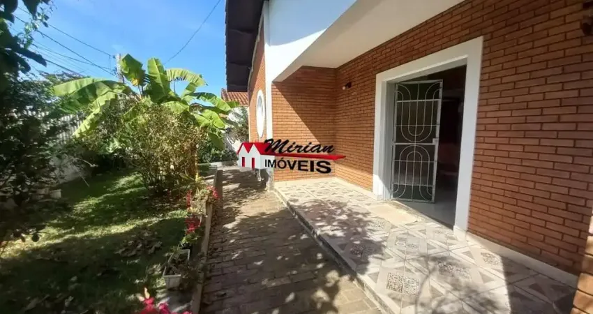 Ótima casa, 03 dormitórios, localizado em bairro nobre - 600 mts da praia