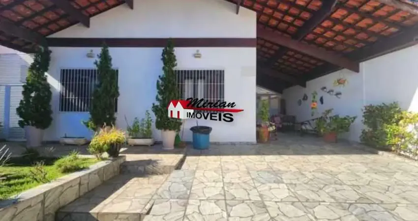 Ótima casa, 03 dormitórios, edícula, churrasqueira, amplo quintal - 150mts da praia