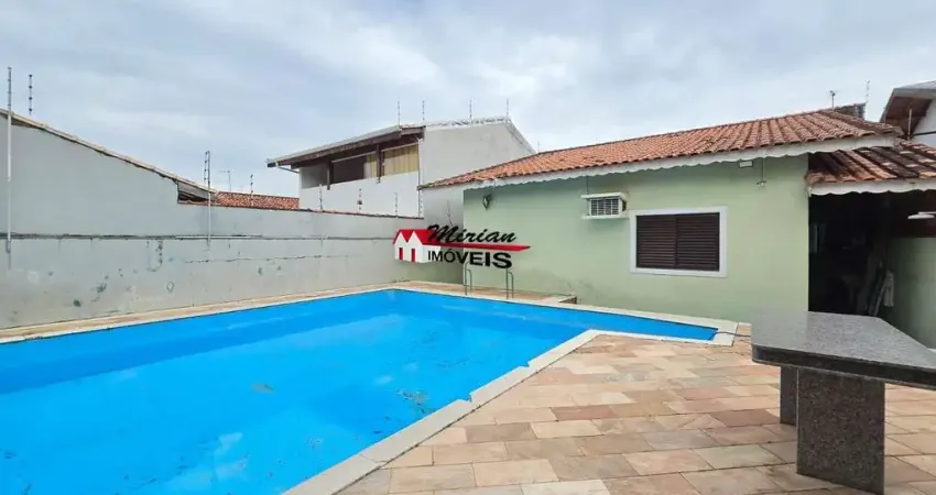 Casa térrea, 03 dormitórios, piscina, churrasqueira, 04 vagas