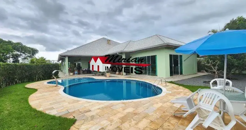 Sobrado alto padrão em condomínio fechado em peruibe, 4 suites, com salão de jogos , piscina