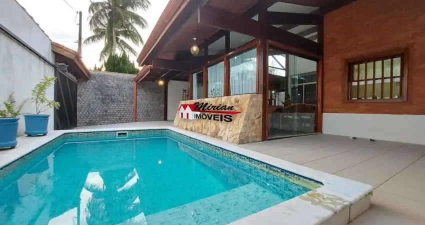 Casa com piscina a 100 metros praia em bairro nobre de peruíbe