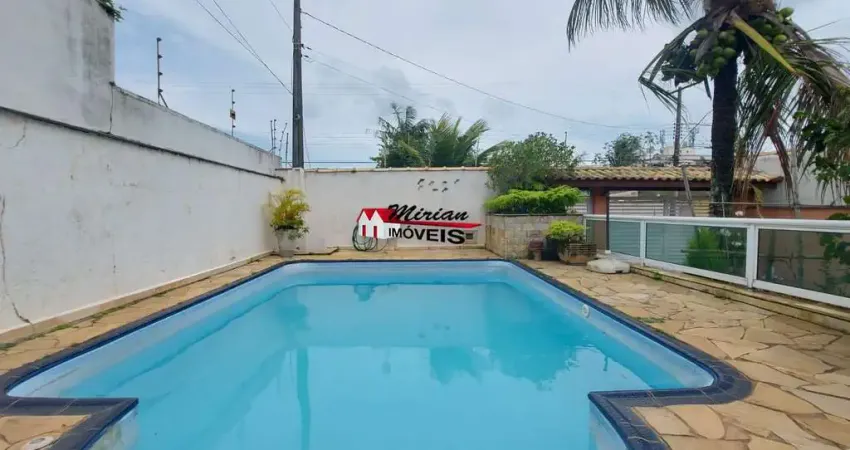Casa a venda em bairro residencial a 500 metros do mar  com piscina