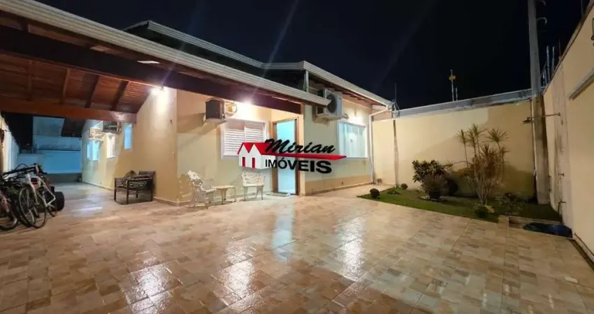 Imperdível oportunidade de compra com piscina : casa de 3 quartos com suíte, 2 salas, 3 banheiros e 4 vagas no jardim marcia, peruíbe-sp