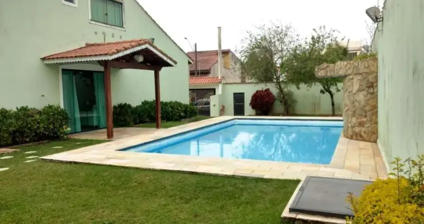 2 lotes com piscina próximo a praia 3 dormitórios sendo 1 suíte,wc social sala de estar e jantar ,cozinha ,lavanderia. edícula com quarto e wc,espaço