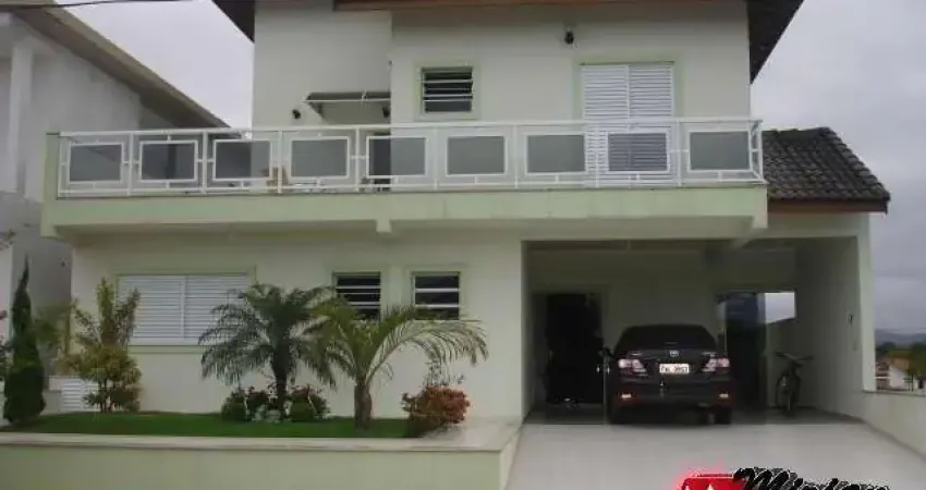 Casa com piscina para venda em condomínio fechado em peruibe. 4 suítes sendo 2 com closet, sala ampla, cozinha planejada, lavanderia completa, área de