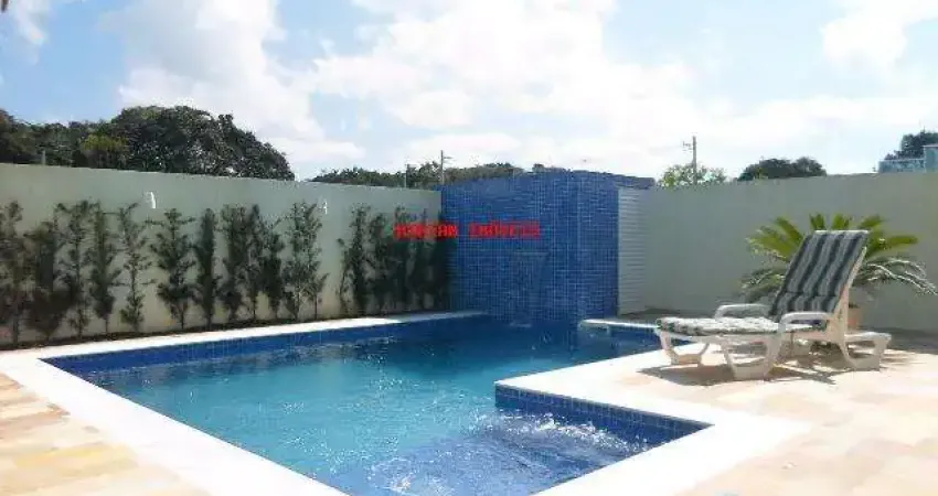 Casa para venda em condomínio de alto padrão em peruibe. 3 suítes, closet, sala ampla, cozinha planejada, linda área de lazer com piscina com cascata.