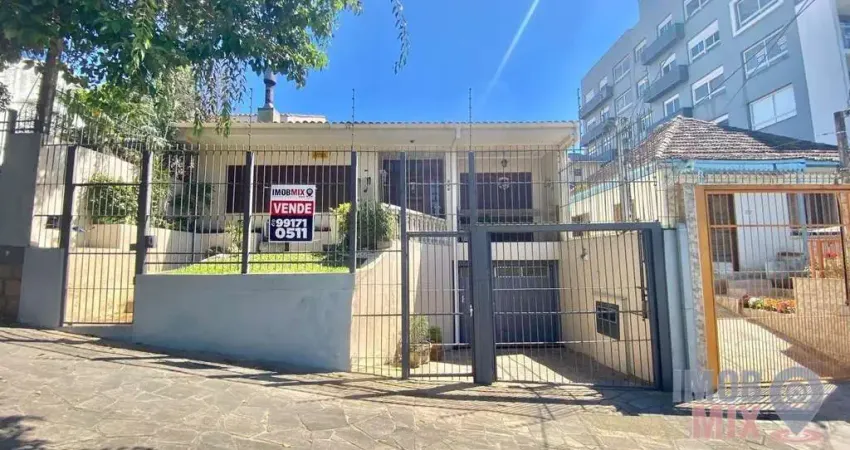 Casa com 3 quartos à venda na Avenida Brasília, 292, Vila Ipiranga, Porto Alegre