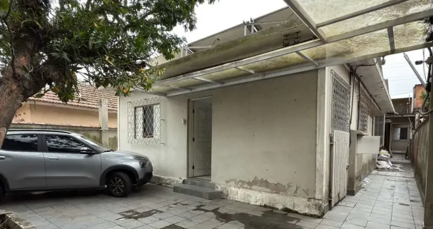 Sobrado com 3 dormitórios à venda, 299 m² por R$ 590.000,00 - Chico de Paula - Santos/SP