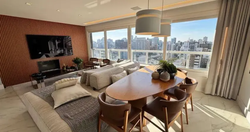 Amplo apartamento com 3 suítes, lavabo, lareira e 2 vagas individuais.