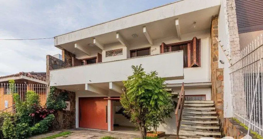 Sobrado com 3 dormitórios, 1suíte e 4 vagas no bairro Chácara das Pedras.