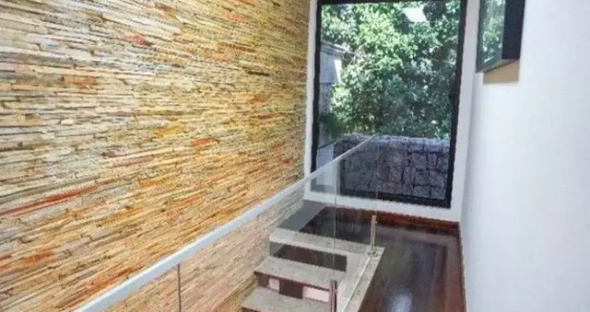 Luxuosa casa em condomínio no itanhangá, rio de janeiro - 4 quartos, 1 suíte, 2 salas, 2 banheiros, 2 vagas, 220m².