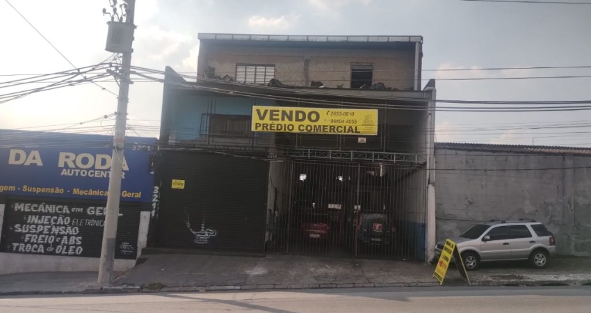 Galpão em um terreno, situado à Avenida Rio das Pedras