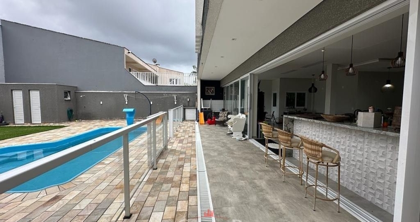 Amplo sobrado alto padrão com piscina e edícula!