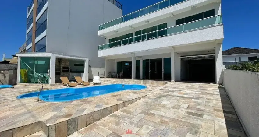 Sobrado tríplex de frente para o mar, localizado no Balneário Caravelas.