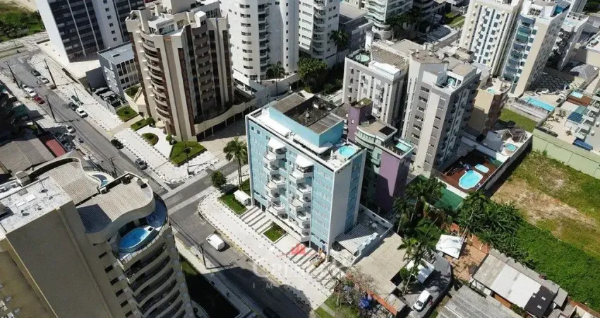 Cobertura duplex com piscina e vista para o mar em Caiobá.