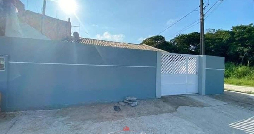 Casa com 3 dormitórios, á poucos metros do mar