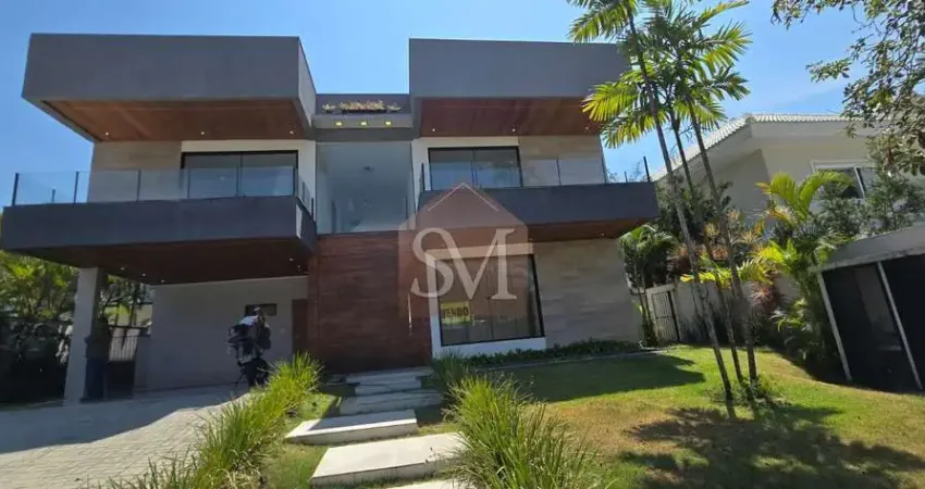 Imponente Casa Triplex de Luxo com 5 Suítes na Barra da Tijuca - Condomínio Quintas do Rio: 860m², 4 Vagas de Garagem