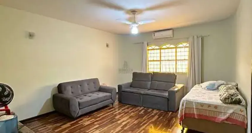 Casa a venda com 4 dormitórios, espaçosa no Nova América