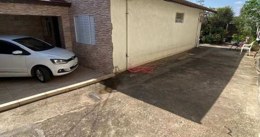 Casa com Terreno Grande, 4 Quartos e 2 banheiros, 86m² por R$450.000