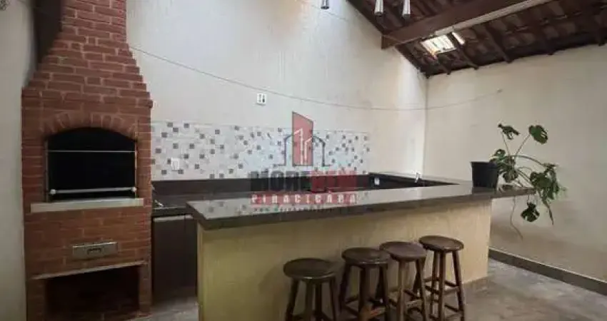 Casa 2 dorms, com garagem coberta e área gourmet. Ótima localização.