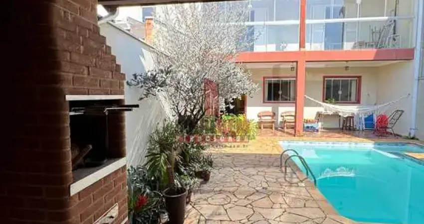Casa em condomínio, 3 dorms, suite com closet, piscina e churrasqueira R$ 810mil