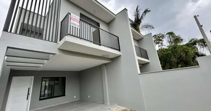 Sobrado geminado novo à venda no bairro Glória - Joinville-SC  Excelente sobrado com fino acabamento e em uma localização privilegiada, rua tranquila.