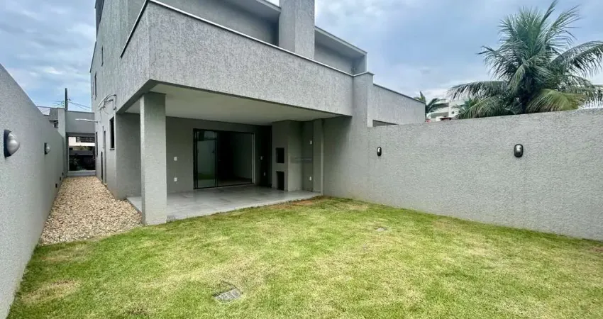 Sobrado Geminado  à venda no bairro Santo Antônio, Joinville - SC  7 metros de abertura , amplo terreno nos fundos.