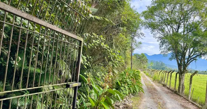 Chácara à venda, Vila Nova, Joinville-SC.  Lacalizada ao meio de muita área verde e água, um contato direto com a natureza.  Área de 18.422m2 com fren