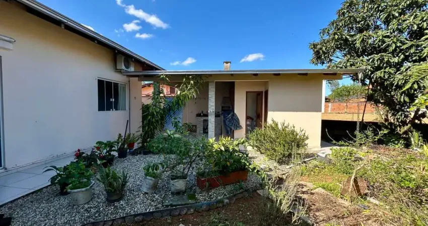 Casa plana residencial e comercial com 174m2 averbados - 600m2 de terreno,  à venda no bairro Glória - Joinville-SC  1 suíte + 2 dormitórios Sala de e