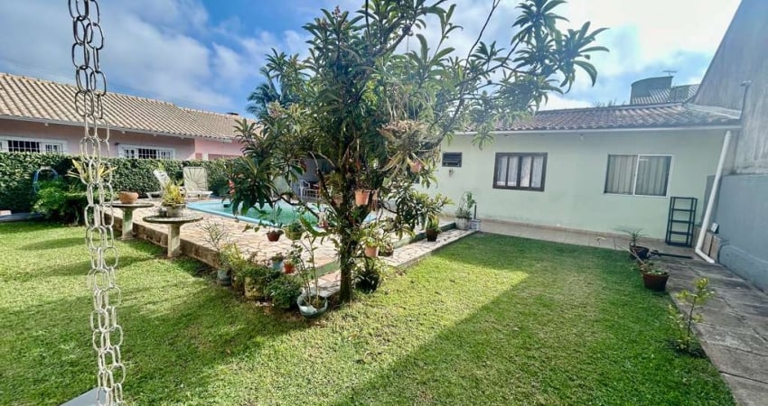 Casa plana  + edícula,  à venda no bairro Glória, Joinville-SC  Casa com 95m2 averbada,  1 suíte + 2 dormitórios, sala de estar, sala de tv,  sala de
