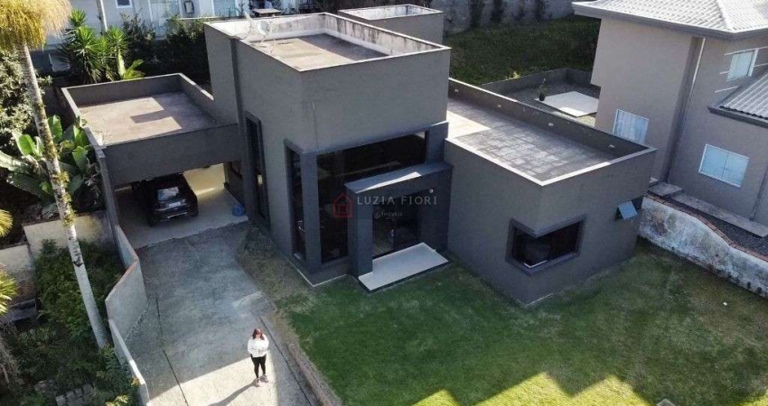 Sobrado à venda no bairro Boa Vista - Joinville - SC. 214 m² construídos e averbados, terreno com 655 m². Suíte com closet, 02 dormitórios, 03 banheir