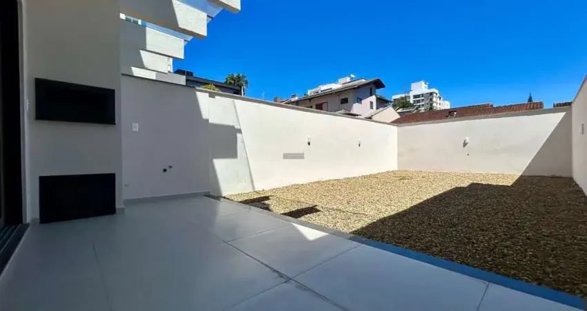 Sobrado geminado à venda no bairro costa e silva, joinville-sc.  140m2 privativos,  amplo espaço nos fundos com varanda e churrasqueira,  3 dormitório